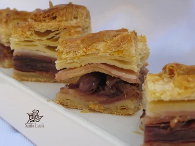 Empanada de hojaldre rellena de bacón y queso