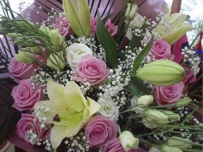 Ramo de Rosas Rojas y Lilium