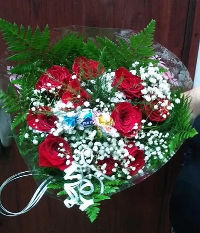 Ramo de 10 Rosas Rojas con Bombones