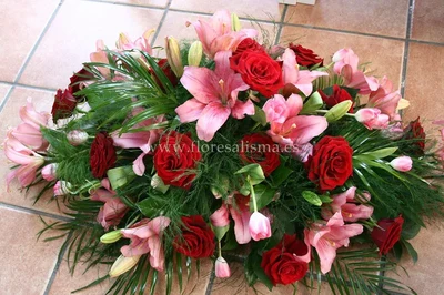 Centro mortuorio de rosas y liliums