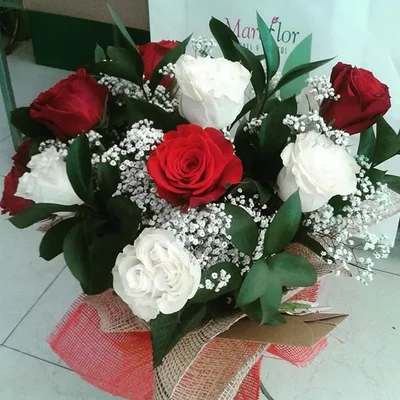 Ramo de Rosas Rojas y Blancas
