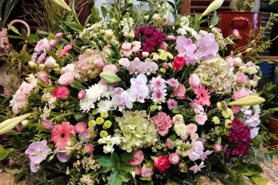 Centro de Flores Condolencias Forma Abánico Multicolor