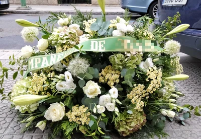 Centro de Flores Condolencias Forma Abánico Tonos Blancos