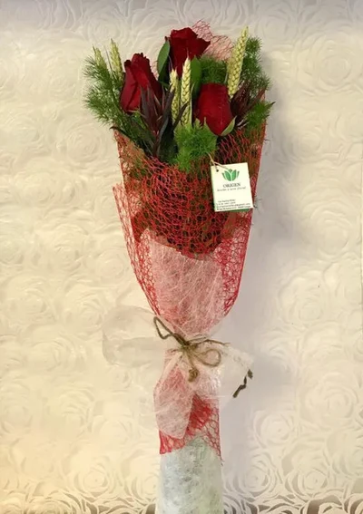 Tres Rosas Rojas preparadas para regalo