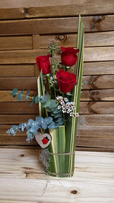 Centro con flor variada y tres rosas