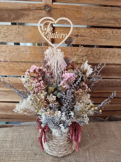 Ramo de Flores preservadas en Cesto
