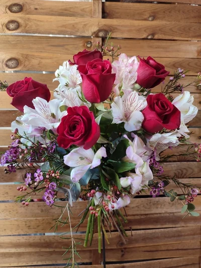 Ramo de Rosas y Alstroemeria