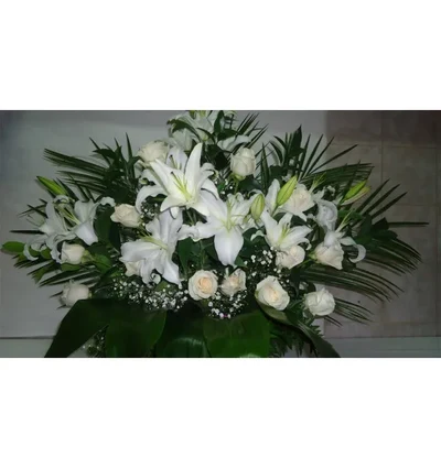 Centro de Lilium Oriental y Rosas Blancas