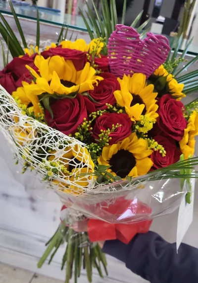 Ramo de Rosas Rojas y Girasoles