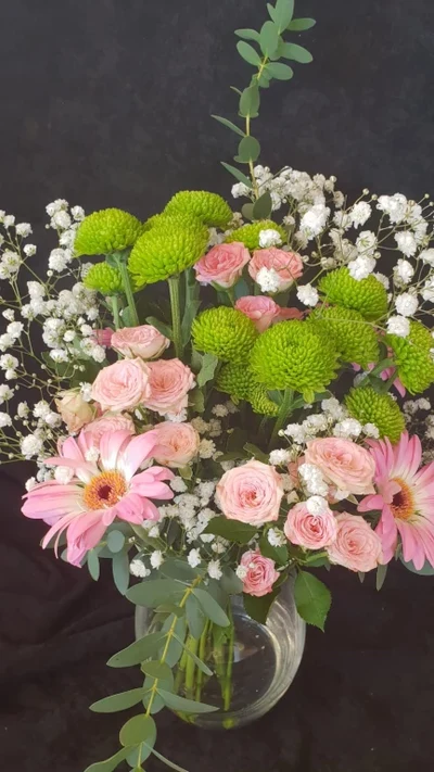 Ramo de Flores Variado en Jarrón de Cristal