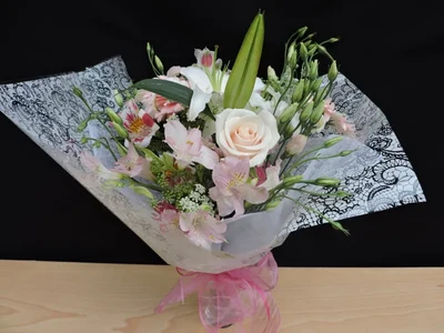 Ramo de Flores tonos rosas y blancos