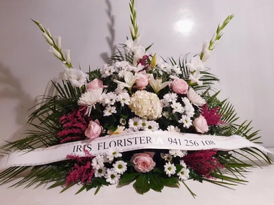 Centro Funerario tonos blancos y rosas