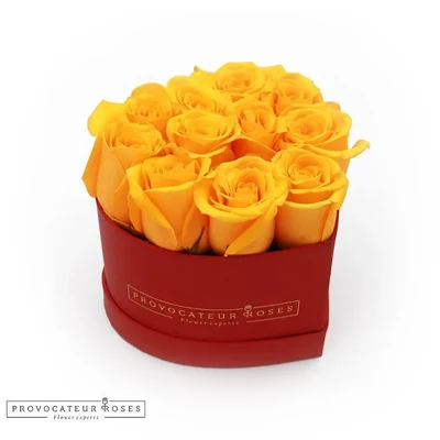 Caja forma corazón con rosas amarillas eternas