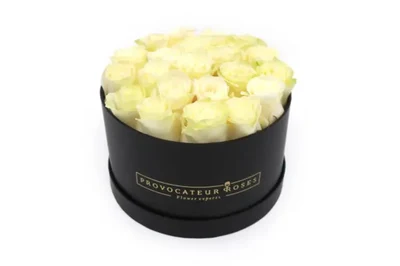 Caja redonda negra con rosas blancas frescas