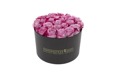 Caja redonda negra con rosas deep purple frescas