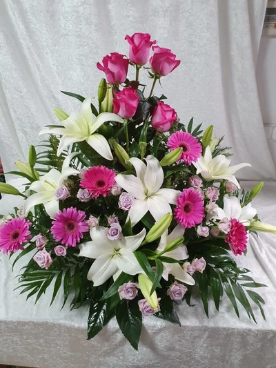 Centro Funerario tonos Blancos y Rosas