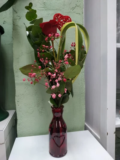 Botella de cristal con 1 rosa y pin de corazón