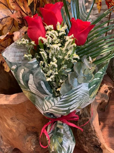 Tres Rosas Rojas preparada para regalo