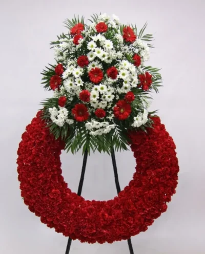 Corona Funenaria Roja con un centro de Flores