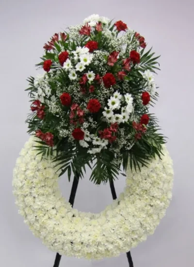 Corona Funeraria Blanca con un Centro de Flores