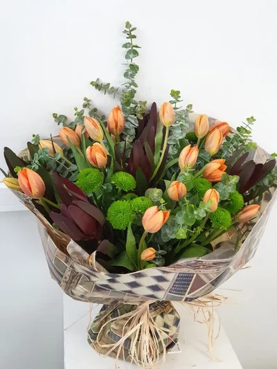 Ramo Rústico de Tulipanes y Flores de temporada