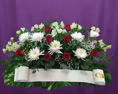 Centro funerario blanco y rojo