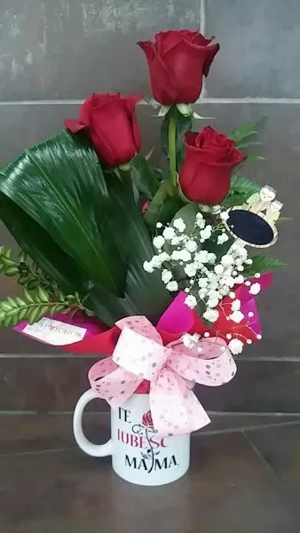 Arreglo de Rosas Rojas en Taza