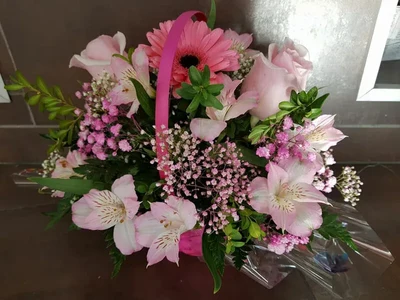 Cesta de Flores Elegancia Tonos Rosas