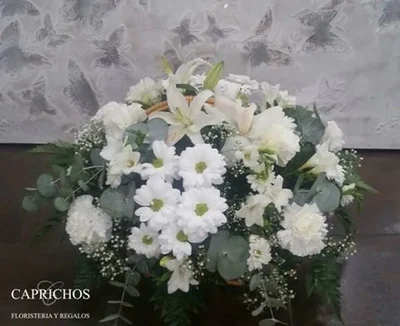 Cesta de Flores Pureza Tonos Blancos