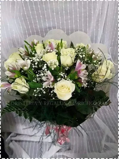 Ramo de Rosas Blancas y Astromelias