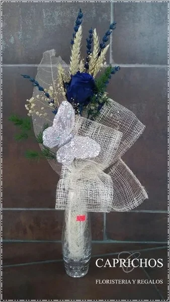 Rosa azul preparada para regalo