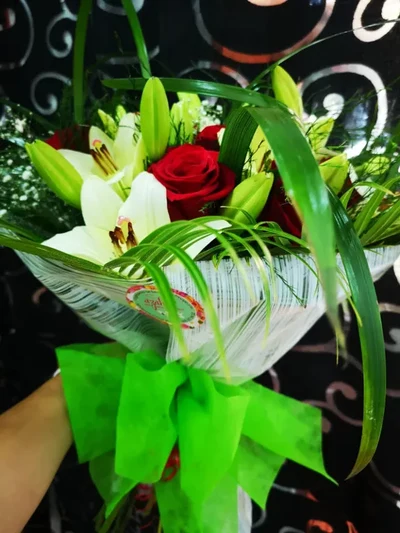 Ramo de Rosas y Lilium