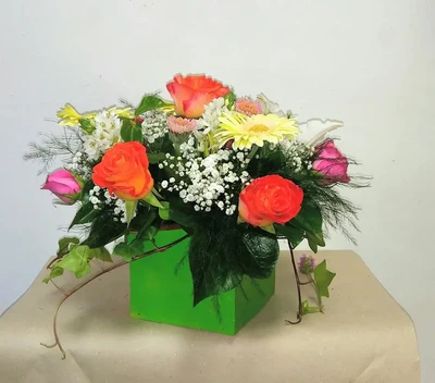 Centro de Rosas Tonos Rosas y Naranjas en Caja de madera