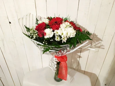 Ramo de Flores tonos Rojos y Blancos