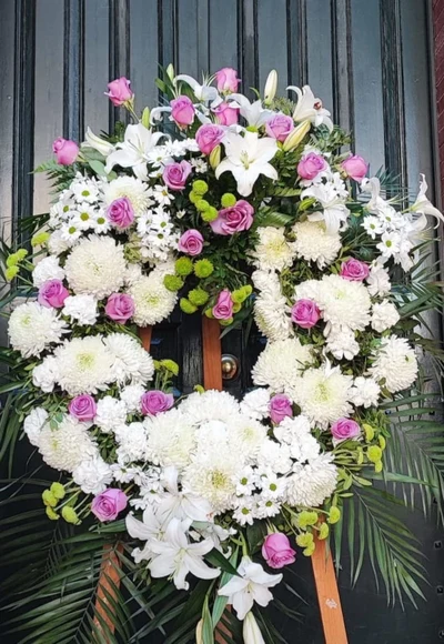 Corona flores tonos blancos y rosas con cabezal superior
