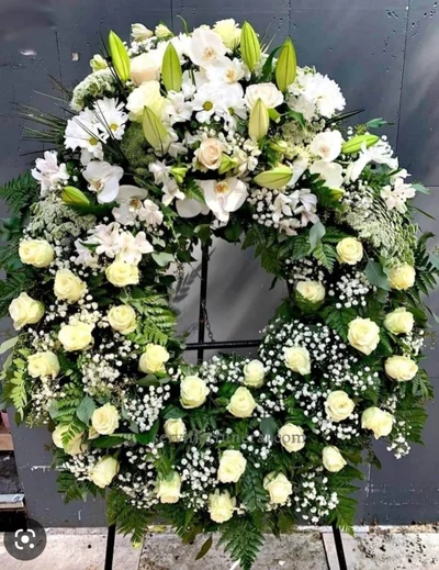 Corona Blanca de Rosas Blancas y Flores con cabezal superior