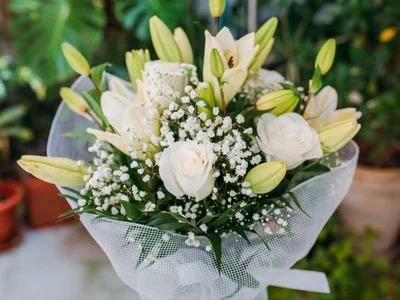 Ramo de Rosas blancas y Lilium