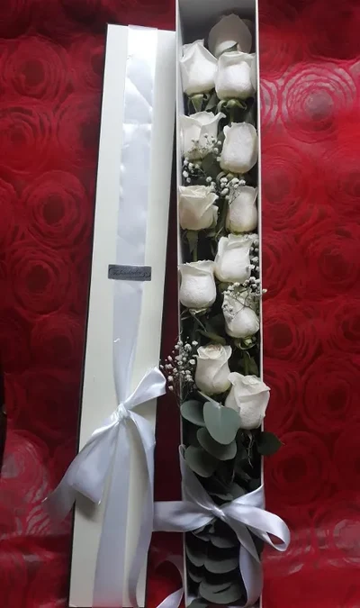 Rosas Blancas en Caja de Cartón