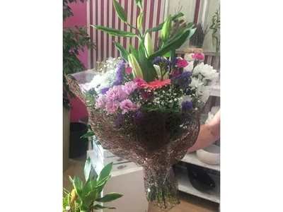 Ramo de Flores Silvestres con Rafia