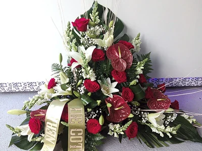 Centro de Flores Funerario tonos rojos