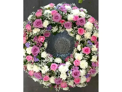 Corona Funeraria sin cabezal multifloral con tonos multicolor.