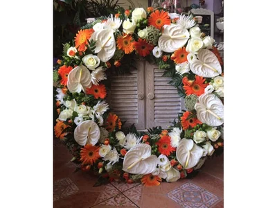 Corona Funeraria sin cabezal tonos blancos y naranjas.