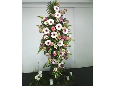 Palma Funeraria de tonos blancos y rosados