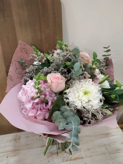 Ramo de Flores Rosas y Blancas