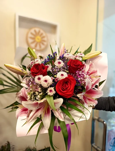 Ramo de rosas y liliums