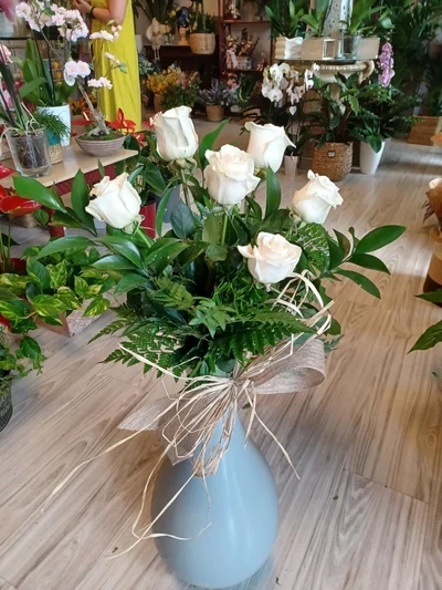 6 arrosa zuriz osatutako sorta