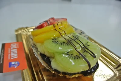 Fruit cream on a petisú base
