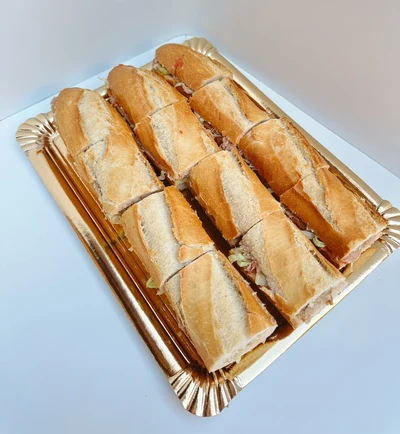 Bocadillo de baguette cortados a 4 Atún