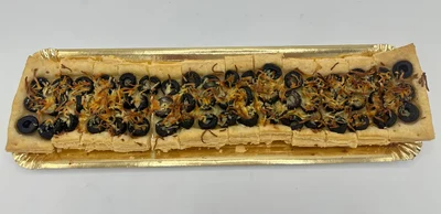 Coca de recapta con aceitunas negras y queso rallado