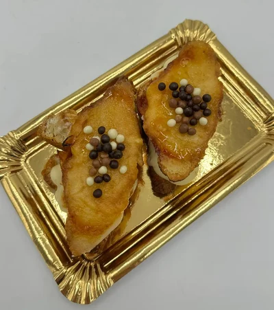 Croissant de crema tostada y bolitas de 3 chocolates